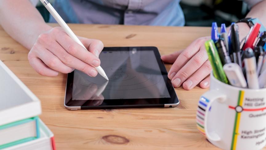iPad Gen 6 cũ tương th&iacute;ch với Apple Pencil 1