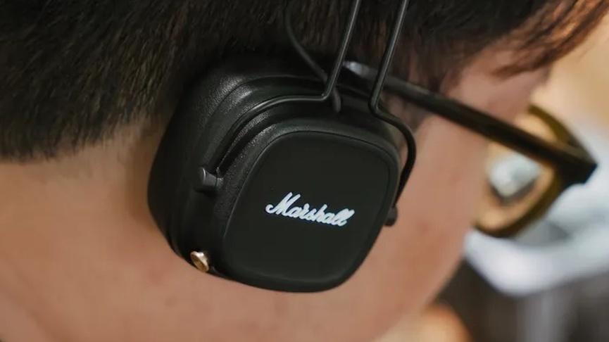 cảm gi&aacute;c đeo tai nghe marshall major 4