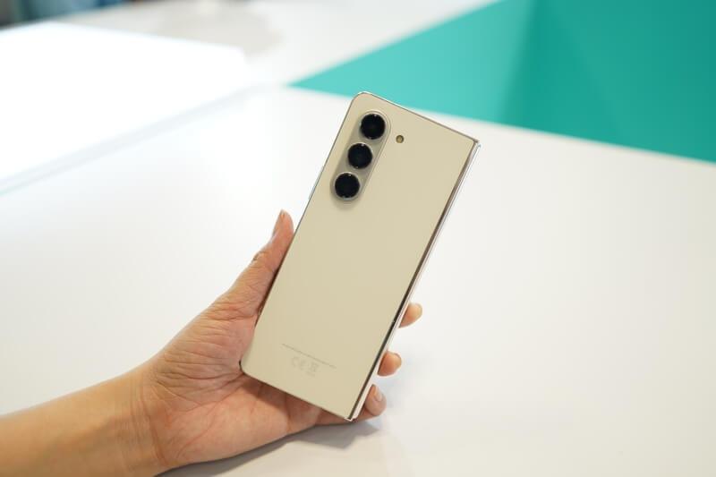 camera sau Samsung Galaxy Z Fold 5
