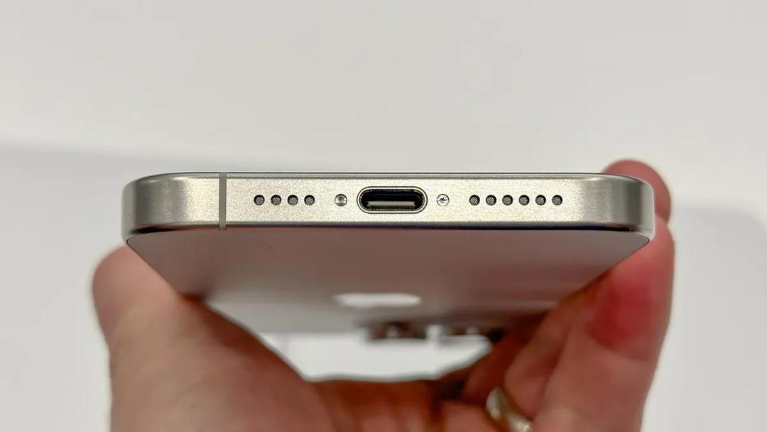 cổng usb-c tr&ecirc;n iphone 15 pro max
